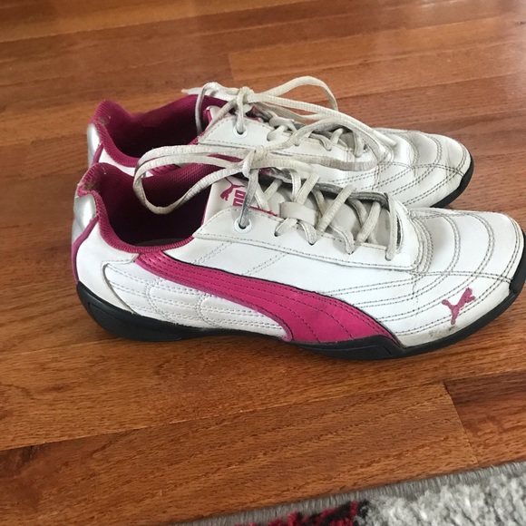 Girls 3 1/2 Puma Sneakers. Can fit size 5 shoe too in women - Picture 9 of 10